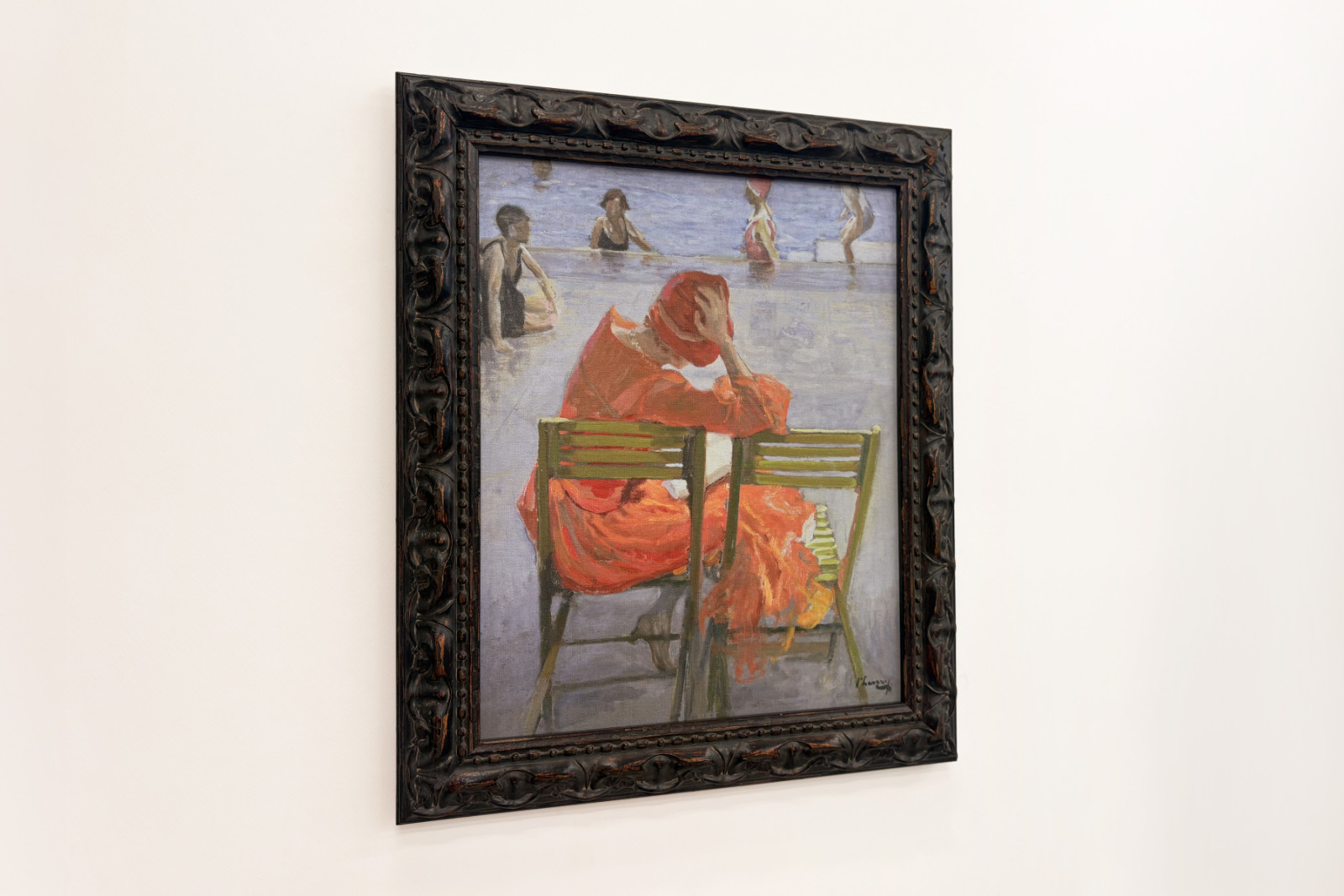 Tyttö punaisessa mekossa lukemassa uima-altaalla - John Lavery