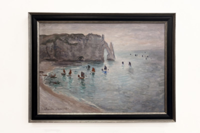 Etretat, Porte d’Aval: bateaux de pêche sortant du port