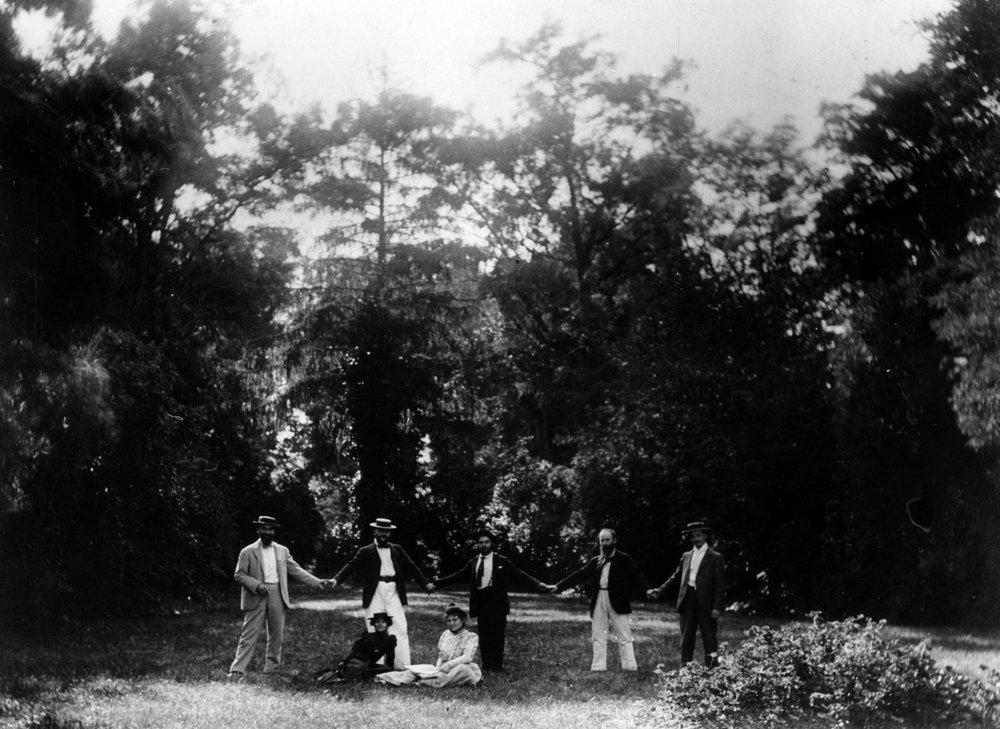 Ystäväryhmä kädestä pitäen Le Relaisin puutarhassa, Natanson-perheen kodissa Villeneuve-sur-Yonnessa, n. 1899 tekijältä French Photographer