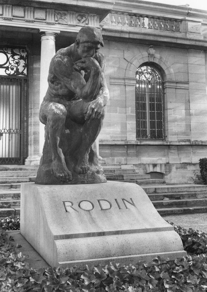 Ajattelija-patsas Auguste Rodinin haudalla Villa des Brillantsin puistossa tekijältä Auguste Rodin