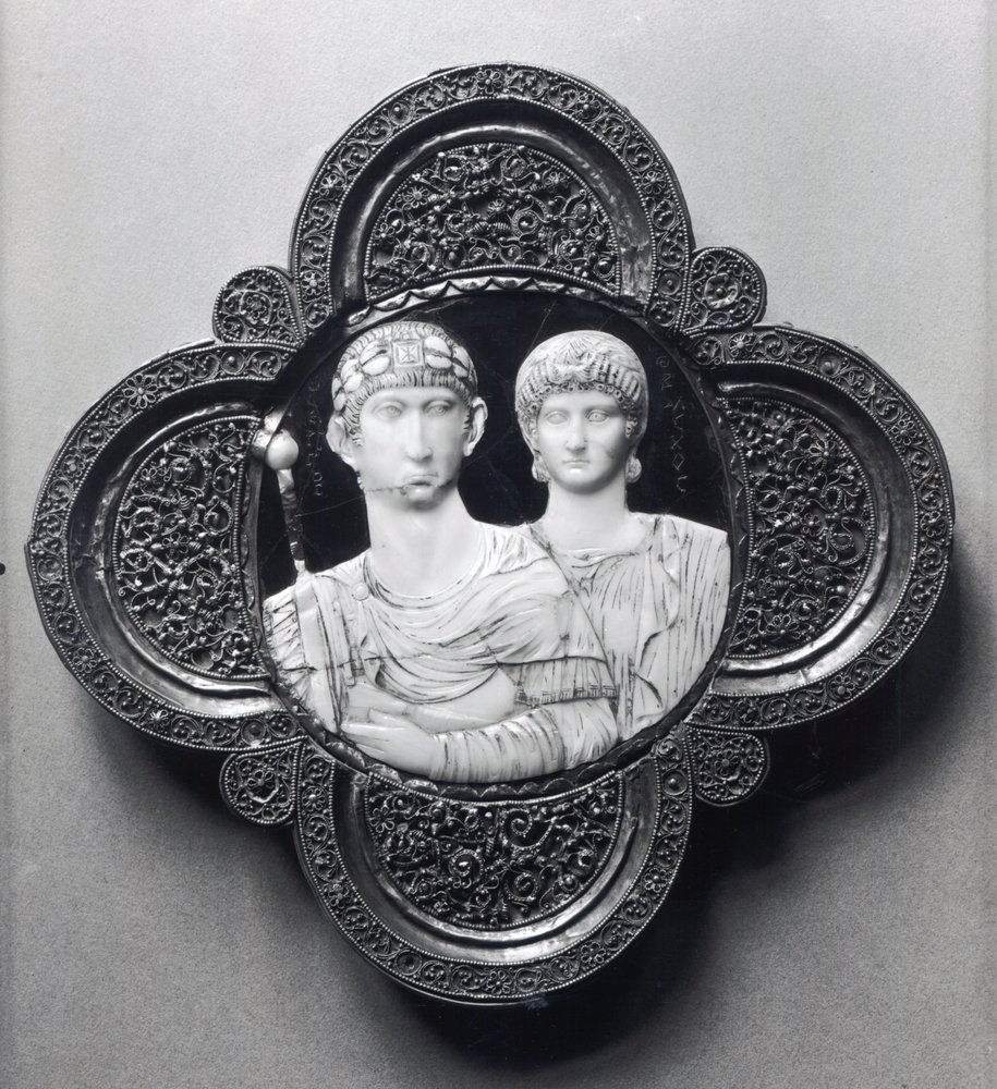 Cameo, joka kuvaa keisari Honoriusa (395-423) ja hänen vaimoaan Mariaa (norsunluu ja metalli) (katso myös 189590) tekijältä Byzantine