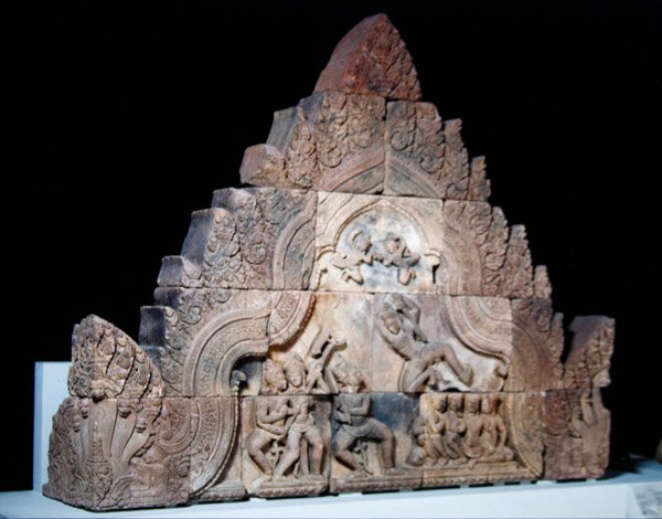 Jalusta gopurasta Banteay Sreistä, Kambodžasta, n. 967 (hiekkakivi) tekijältä Cambodian School