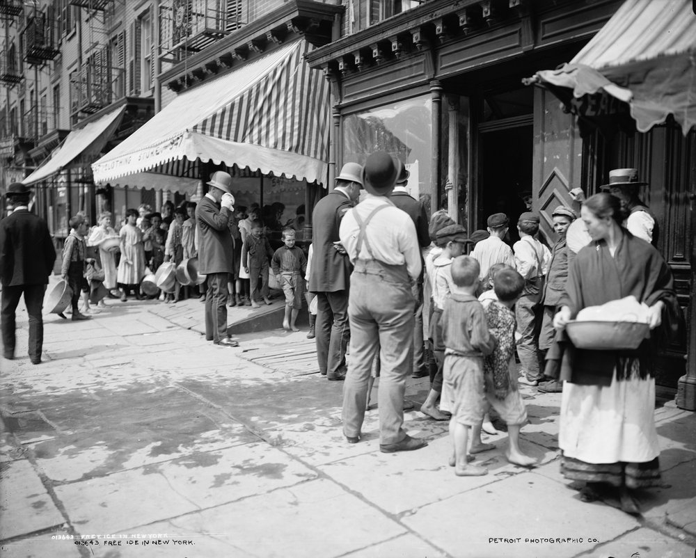 Ilmaisen jään jakaminen Mulberry Streetillä, New Yorkissa, n. 1900 (b/w kuva) tekijältä Company Byron