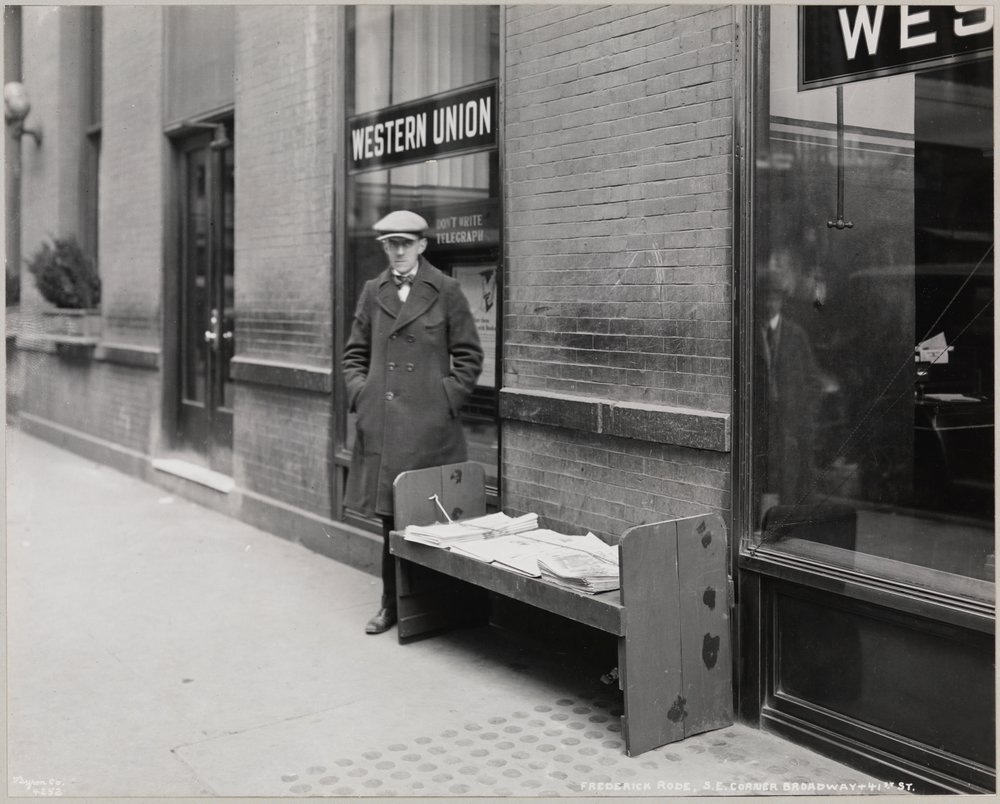 Sokea lehtikauppias Frederick Rode Broadwayn ja 41st St:n kaakkoiskulmassa. Roden takana olevassa ikkunassa näkyy Western Unionin kyltti. tekijältä Company Byron