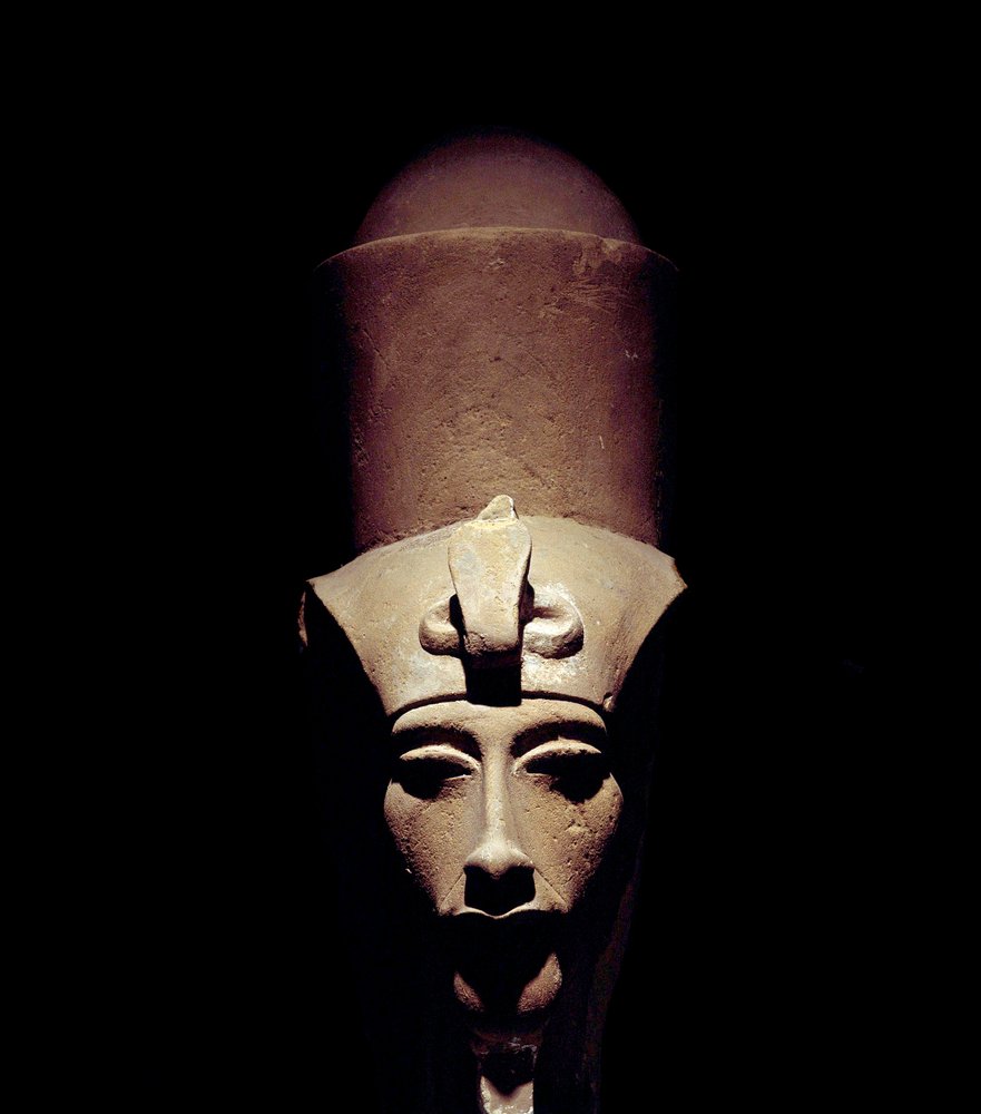 Egyptiläinen antiikki: Amenhotep IV:n (Amenophis IV tai Akhenaton) patsas, jossa on kaksoiskruunu. 1301 eaa. 18. dynastia. Veistoksen yksityiskohta. Thebassa sijaitsevasta Amon Ra -temppelistä. Luksor (Luxor tai tai Luqsor). Luxorin museo. Egypti tekijältä Egyptian 18th Dynasty