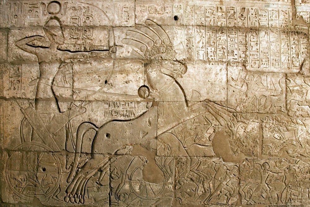 Egyptiläisiä muinaismuistoja: näkymä reliefeihin, jotka juhlistavat Ramses II:n urotekoja Kadeshin taistelussa vuonna 1274 eKr.; farao on kuvattu sotavaunuissaan; farao Ramses II:lle (1279-1213 eKr.) omistettu kuolintemppeli, Ramasseumin (Ramesseum) alue tekijältä Egyptian 19th Dynasty