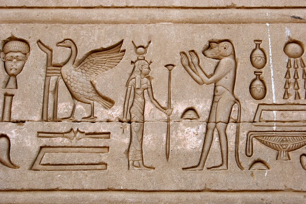 Egyptiläinen antiikin aika: hieroglyfit Hathorin temppelin itäisellä seinällä, Denderah, Egypti - Egyptiläinen sivilisaatio: hieroglyfit, jotka on kaiverrettu Hathorin temppelin (tai Tentyran temppelin) seinälle Denderahissa, rakennettu Pepi I:n (noin 2250 tekijältä Egyptian Ptolemaic Period