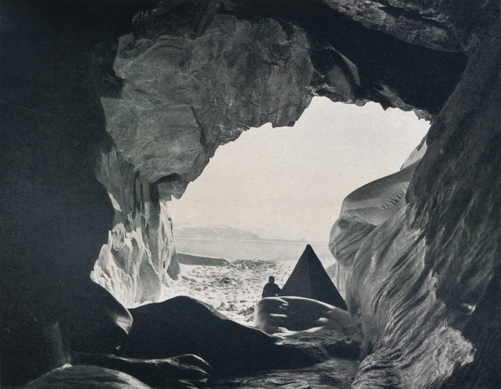 Leiri luolassa Penelope Pointin alla, 1912, 1913 tekijältä G. Murray Levick