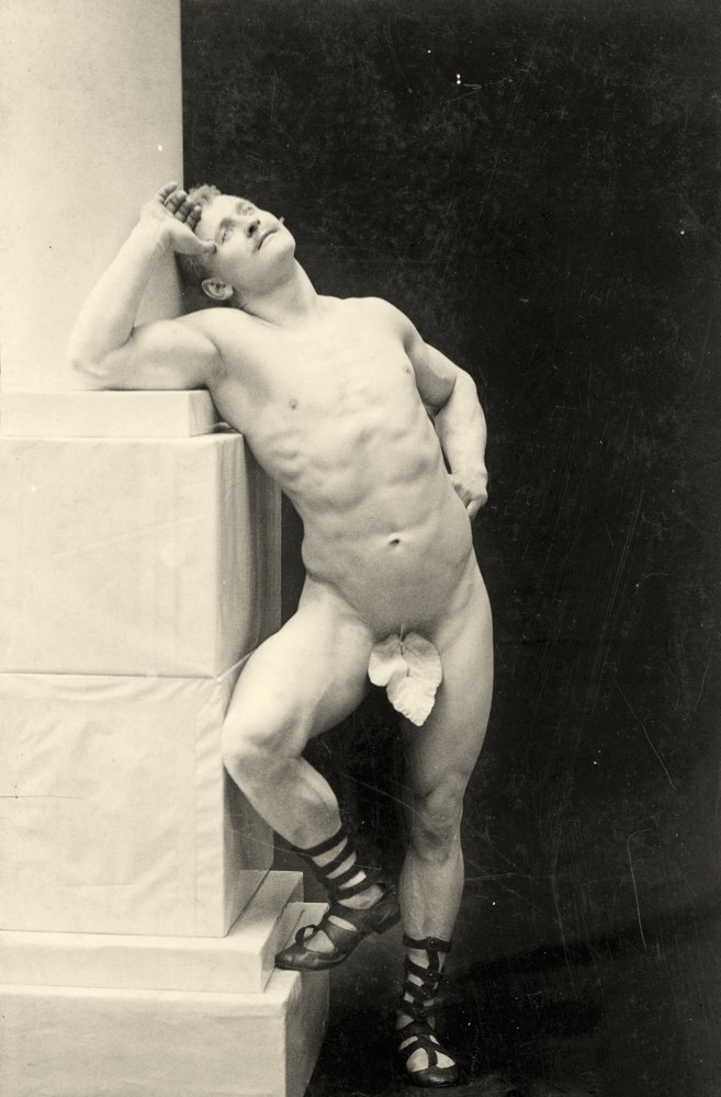 Eugen Sandow klassisessa antiikin kreikkalais-roomalaisessa asennossa, n. 1894 tekijältä George Steckel