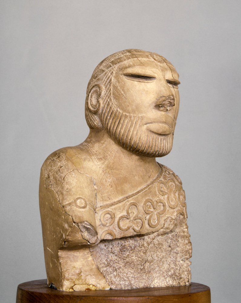 "Pappiskuningas" Mohenjo-Darosta, noin 2500 eKr. tekijältä Harappan