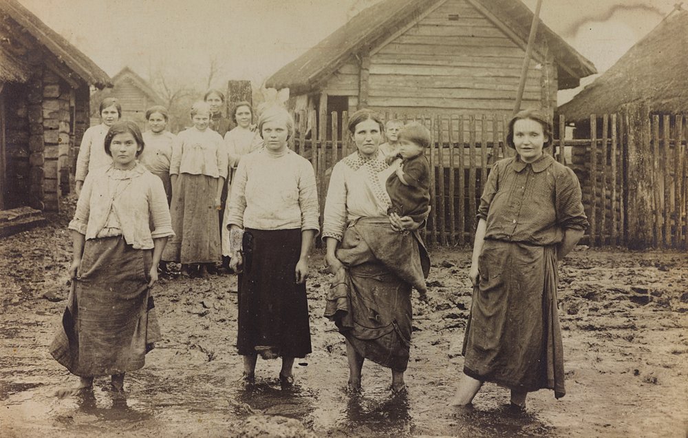 Ensimmäinen maailmansota: Ukraina vuosina 1914-1916 Saksan armeijan hyökkäyksen aikana. Muotokuva ryhmästä naisia ja lapsia tekijältä Heldenfriedhof Dsessentniki (attr. to)