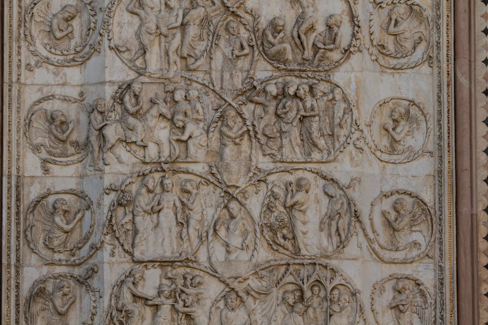 Kohtauksia Kristuksen elämästä, tarinoita Uudesta testamentista, Lorenzo Maitanin (ennen 1275-1330) bareljeefit, kolmas pilari, Orvieton katedraalin julkisivu, Umbria, Italia tekijältä Lorenzo Maitani