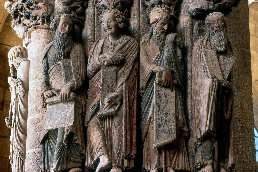 Yksityiskohta Kirkkauden portiikista (Pórtico de la Gloria): profeettojen ryhmä (oikealta vasemmalle Mooses, Jesaja, Daniel ja Jeremia). Mestari Mateon tekemä (1188). Santiago de Compostelan katedraalin sisätila tekijältä Master Mateo