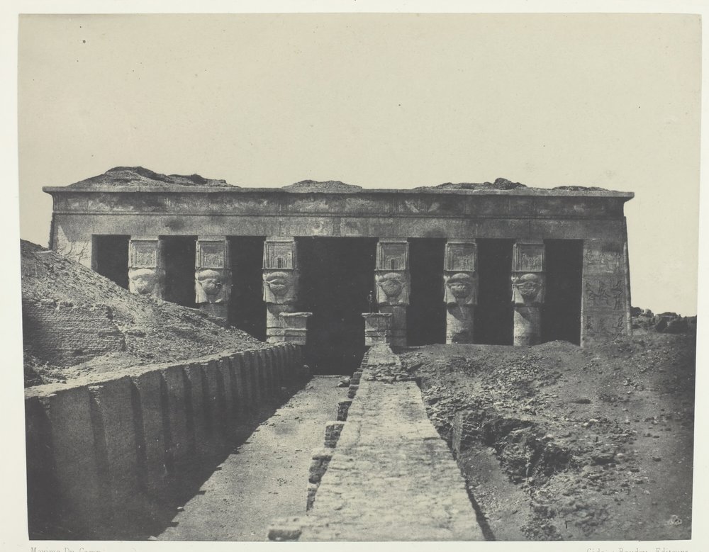 Yleisnäkymä, Dendera Teutyresin suuri temppeli, Ylä-Egypti, 184951, painettu 1852. tekijältä Maxime Du Camp