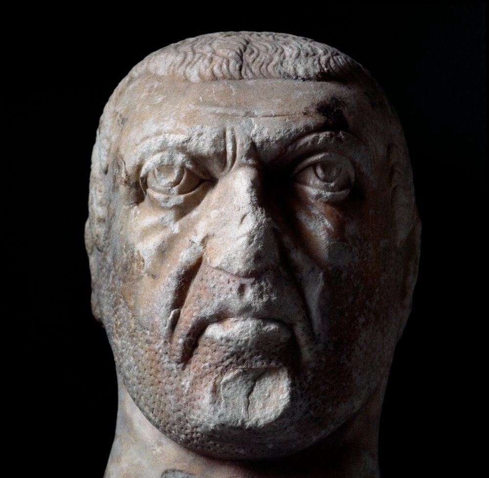 Diocletianuksen (Gaius Aurelius Valerius Diocletianus, 245-316), Rooman keisarin 284-305 rintakuva. Marmoriveistos. Chieti, Museo Archeologico tekijältä Roman