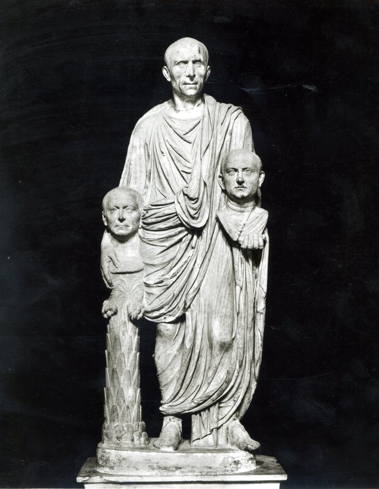 Lucius Junius Brutus pitelee esi-isiensä rintakuvaa (marmori) (m/v kuva) tekijältä Roman