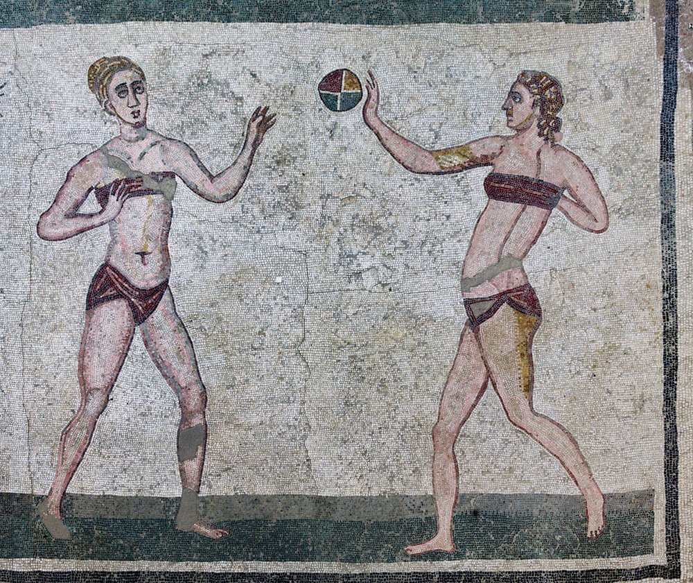 Tyttöjen huone, joka edustaa yleisurheilukilpailuun osallistuvia urheilijoita kaksiosaisessa uimapuvussa (mosaiikki) tekijältä Roman