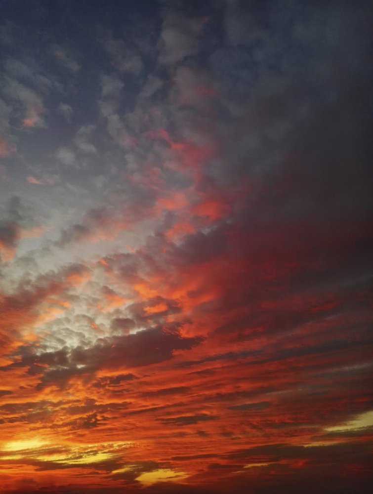 Tulinen auringonlaskun taivas tekijältä Angelo Cerantola