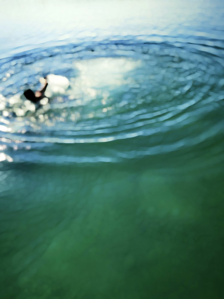 Surffaaja pinnan alla tekijältä Angelo Cerantola