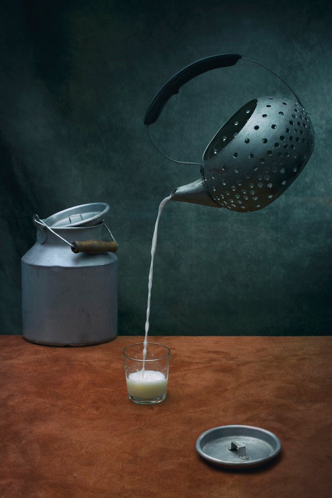 Surrealistinen maidon kaataminen tekijältä Brig Barkow