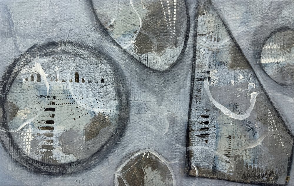 Teksturoidut harmaat muodot tekijältä Carolina Gårdheim