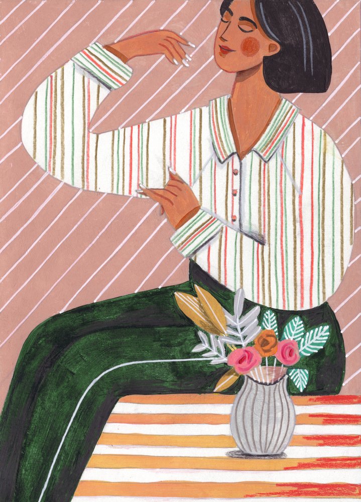 Nainen raidallisessa paidassa ja vihreissä housuissa tekijältä Caroline Bonne Müller