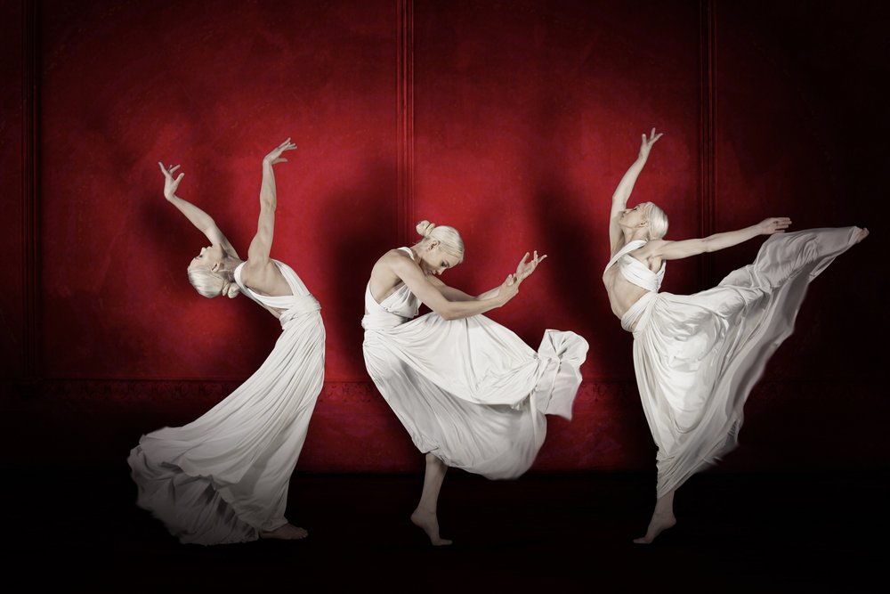 Elegant Dancersin punainen näyttämö tekijältä Christine von Diepenbroek