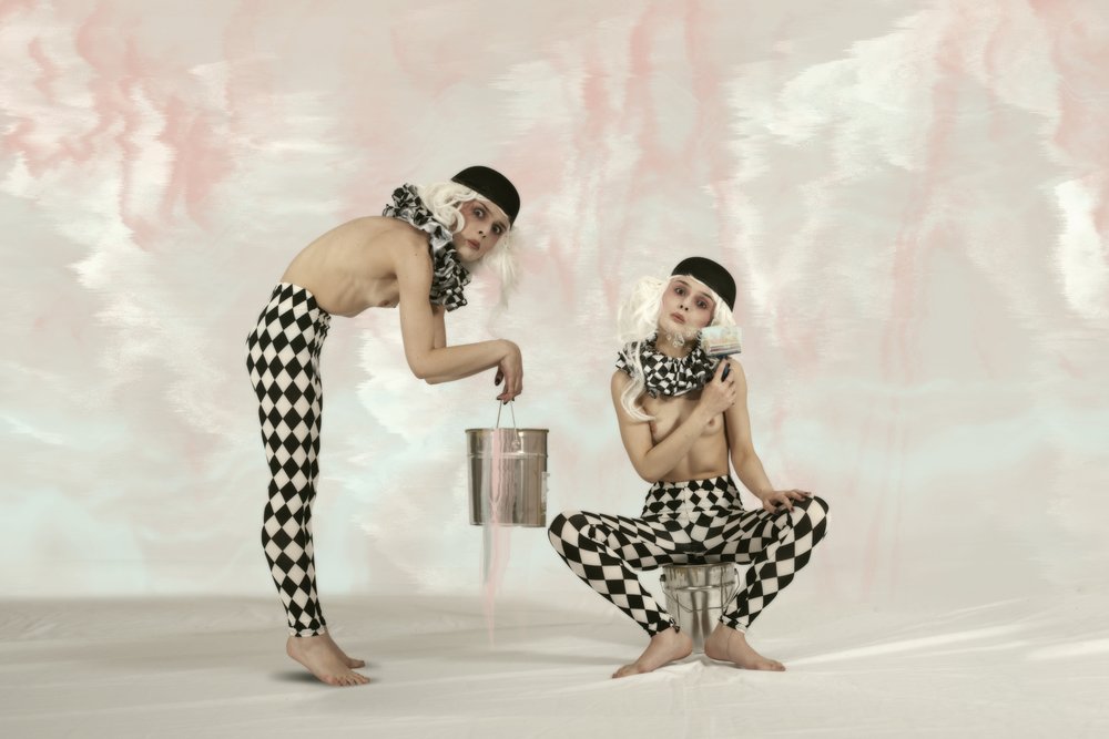 Surrealistiset harlekiinihahmot tekijältä Christine von Diepenbroek