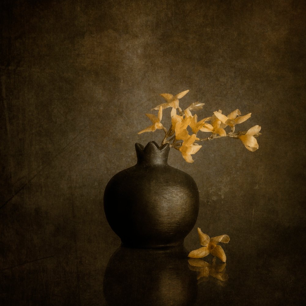Golden Blossoms -tumma maljakko tekijältä Cicek Kiral