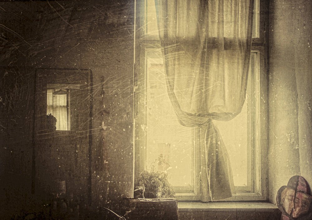 Auringonvalossa kylpevä vintage-ikkuna tekijältä Clara Arustei