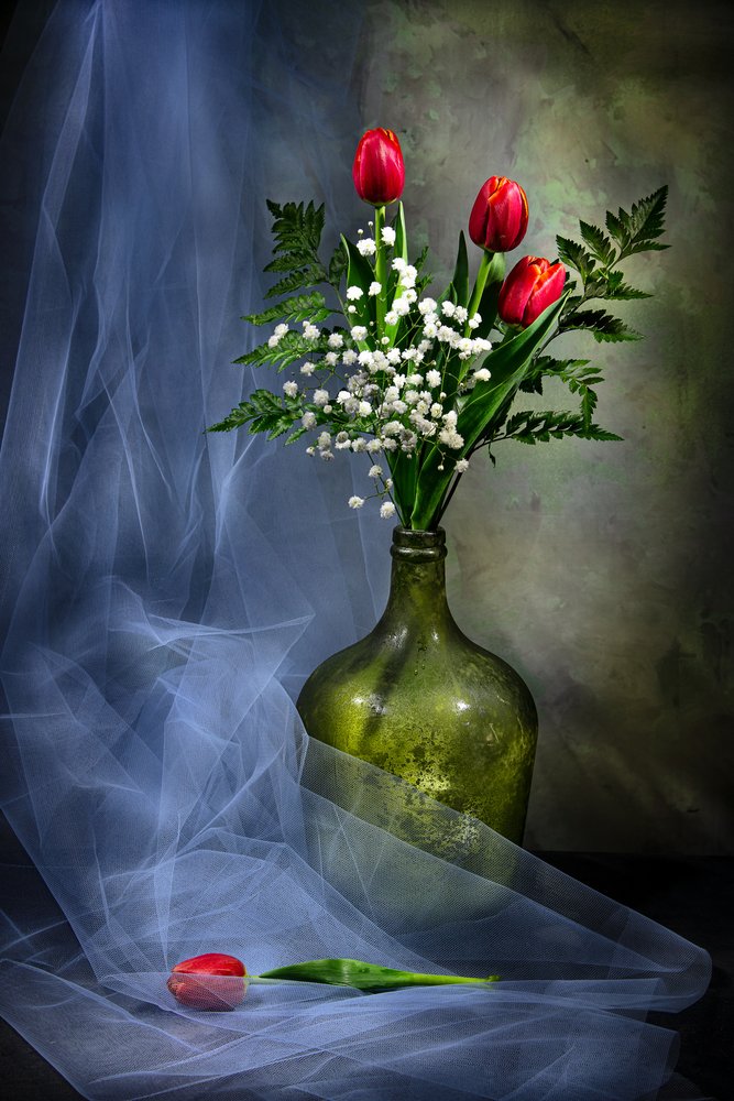 Tyylikkäät tulppaanit lasissa tekijältä Felice Angelino