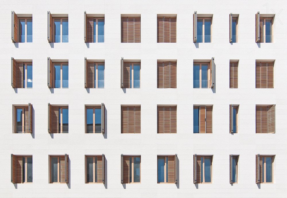 Geometrinen ikkunajulkisivu tekijältä Igor Bakotic