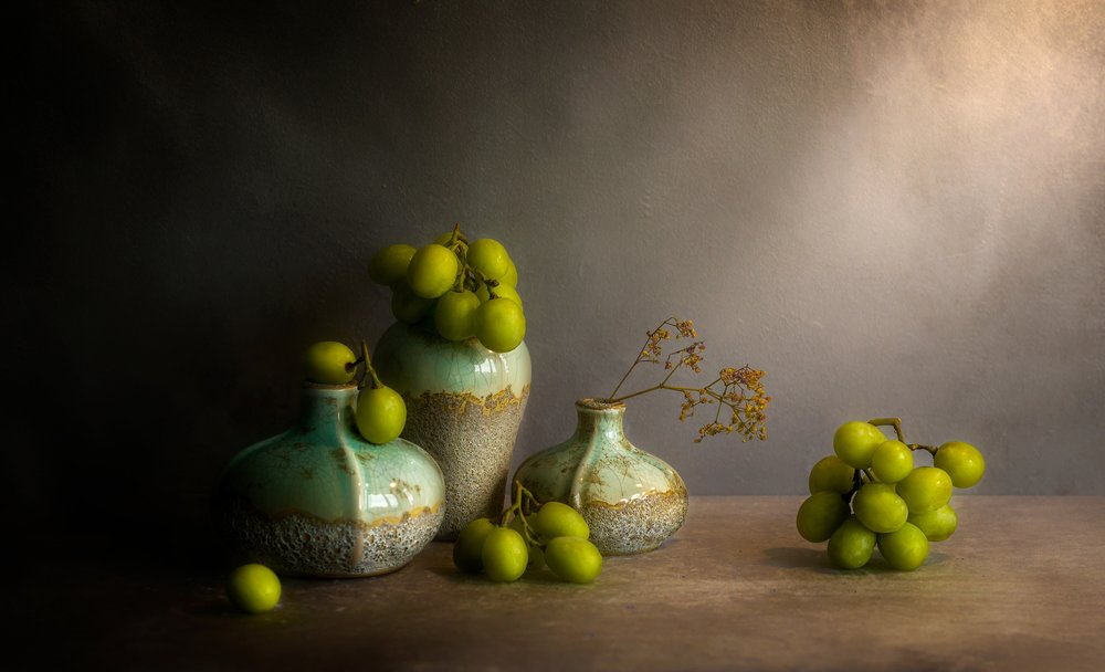 Moody Grapes -asetelma tekijältä Jie Fischer