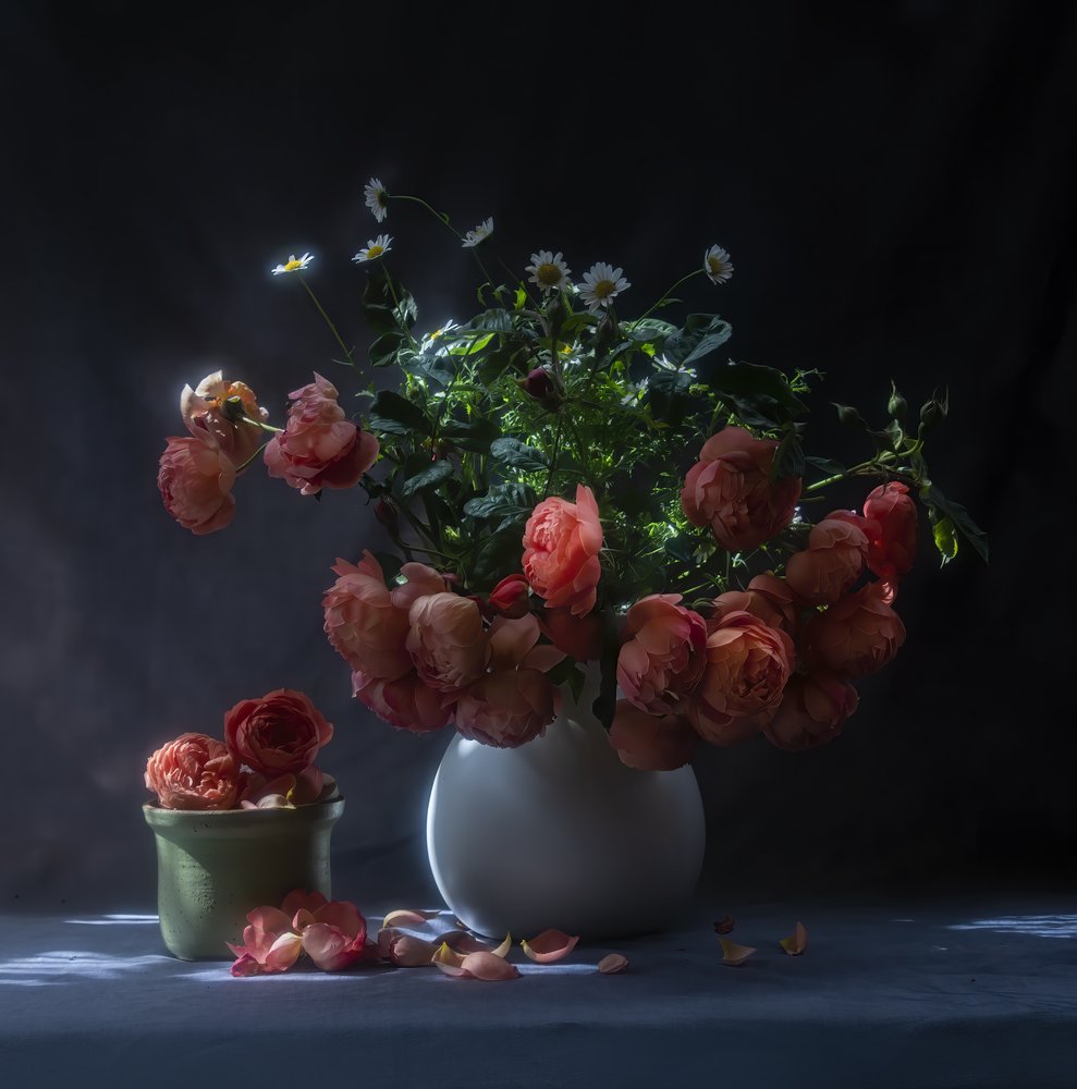 Moody Roses -asetelma tekijältä Judy Tseng