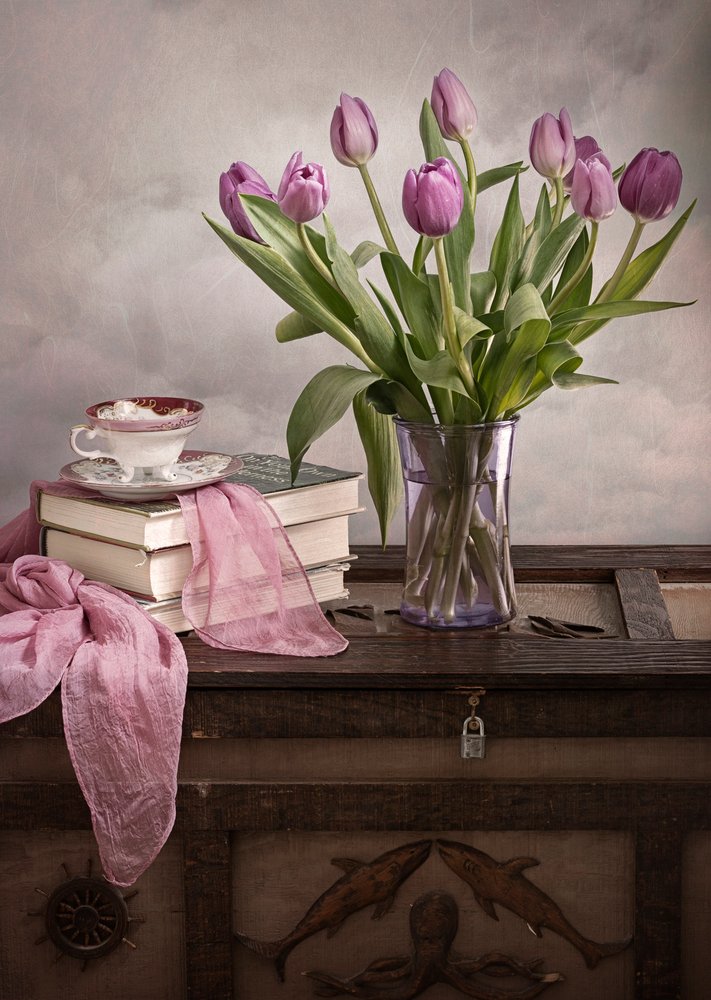 Violetti tulppaanit ja vanhat kirjat tekijältä Lydia Jacobs