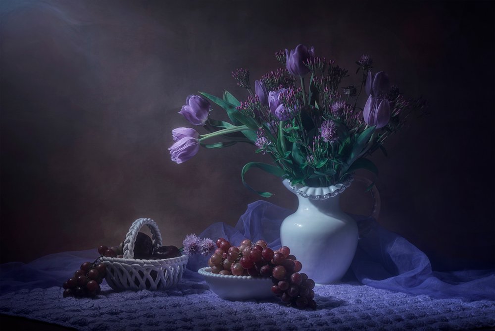 Violetti tulppaanien asetelma tekijältä Lydia Jacobs