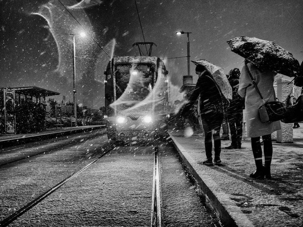 Raitiovaunu lumisateessa tekijältä Maciej Przeklasa