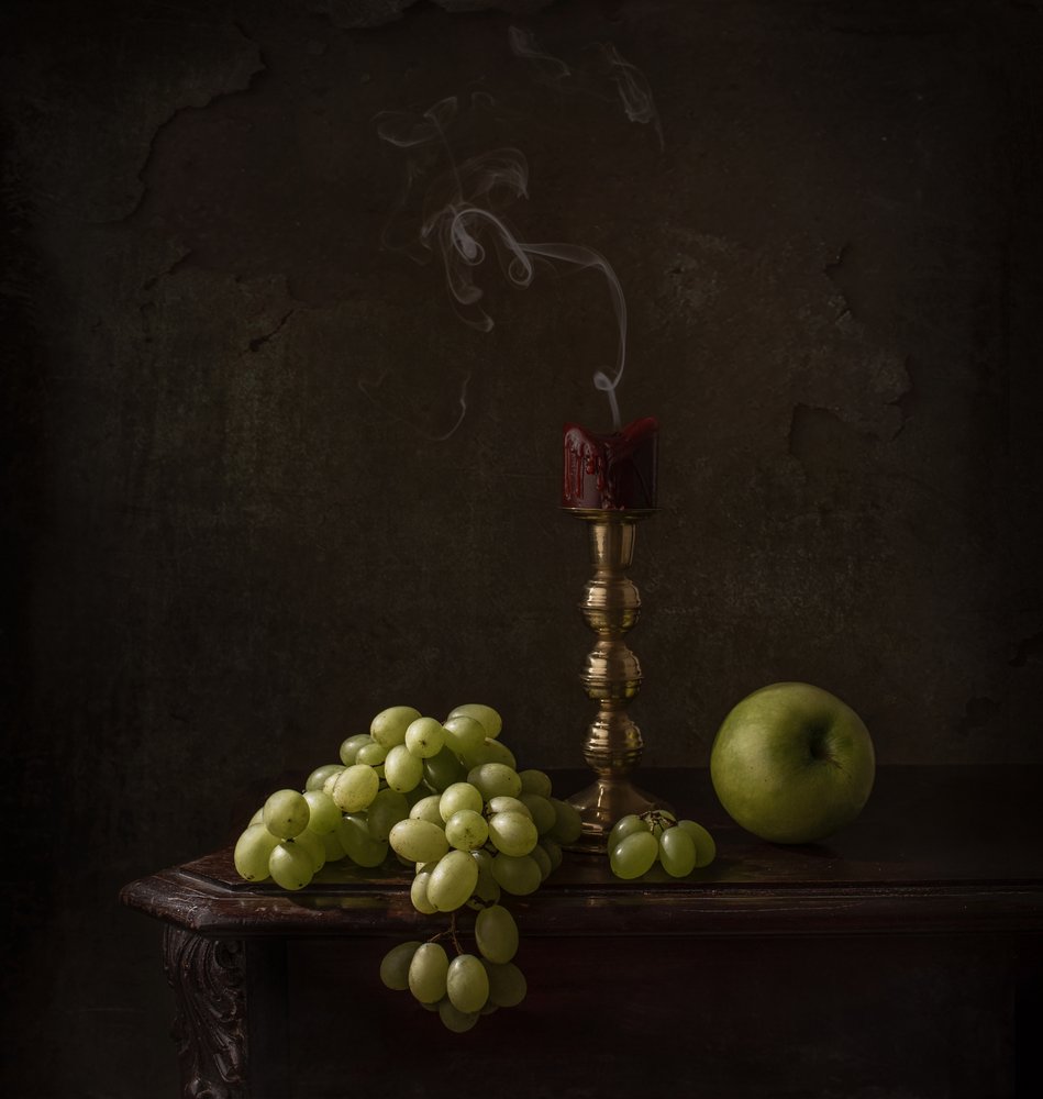 Moody Grapes ja kynttilä tekijältä Margareth Perfoncio