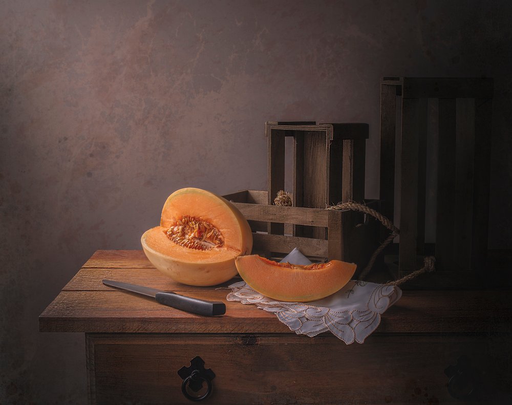 Lämmin cantaloupe-meloni -asetelma tekijältä Margareth Perfoncio