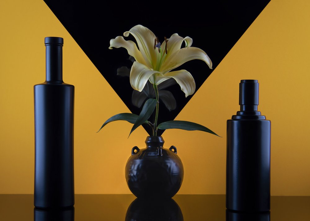 ”Black Gold Lily” -asetelma tekijältä Ming Chen