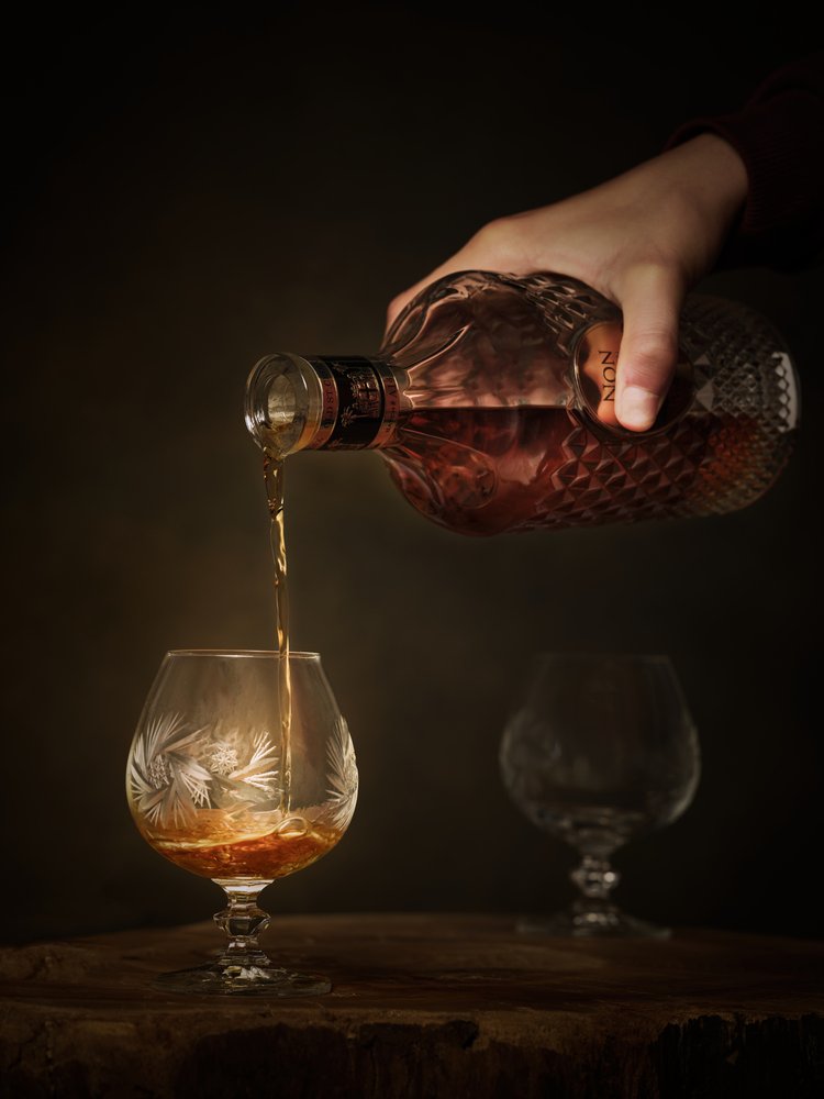 Hienojen alkoholijuomien kaataminen tekijältä Radek Pohnan