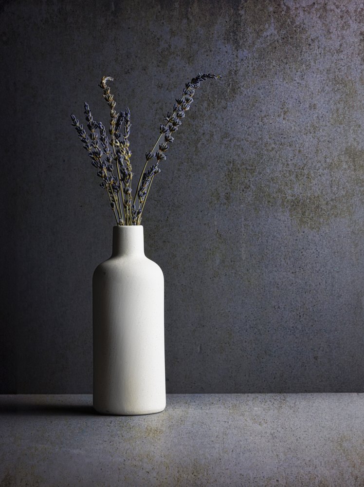 Minimalistinen laventeliasetelma tekijältä Rob Ryan