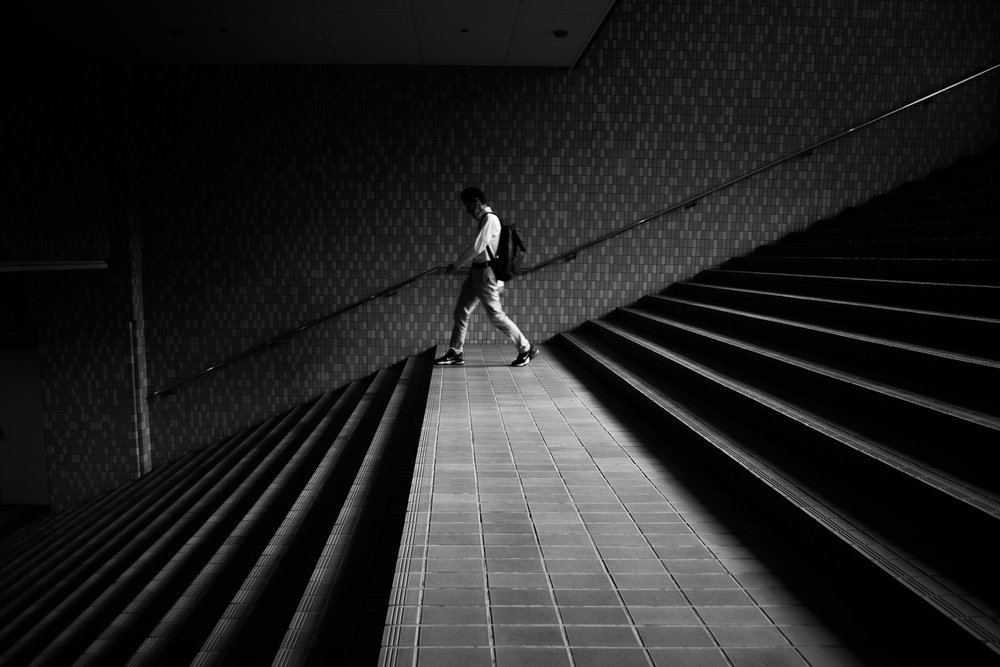 Mies geometrisilla portailla tekijältä Satoshi Hata