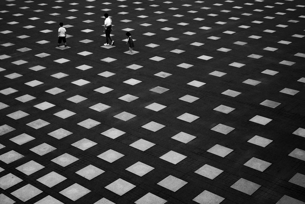 Ihmiset geometrisella alustalla tekijältä Satoshi Hata