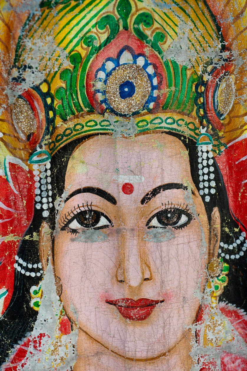 Maalaus hindujumalattaresta, temppelin seinällä Tirukovilin kylässä Sri Lankan itärannikolla. 29. toukokuuta 2010. tekijältä Unknown
