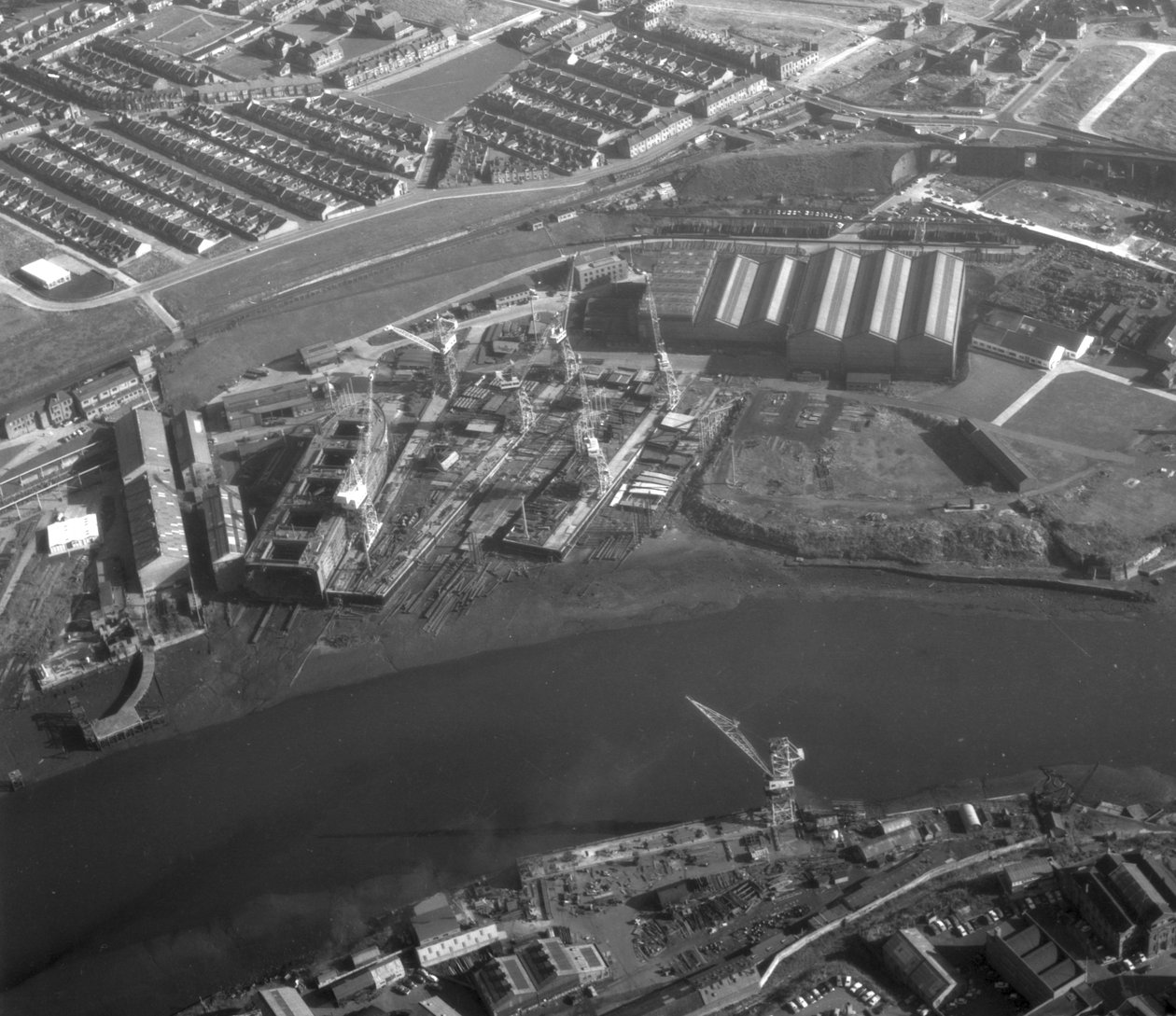 Ilmakuva Southwickin telakalta, jossa näkyy rakenteilla olevia aluksia, mukaan lukien Nicola, ensimmäinen SD14, Sunderland, 11. lokakuuta 1967 (svetokuva). tekijältä Unbekannt Unbekannt