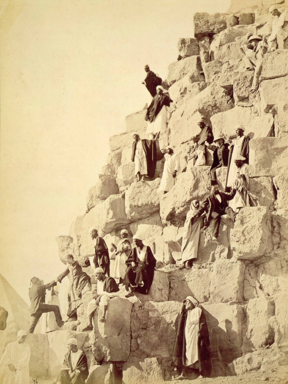 Arabit auttamassa turisteja kiipeämään pyramideille Gizan alueella, n. 1850 (seepiavalokuva) tekijältä Unknown
