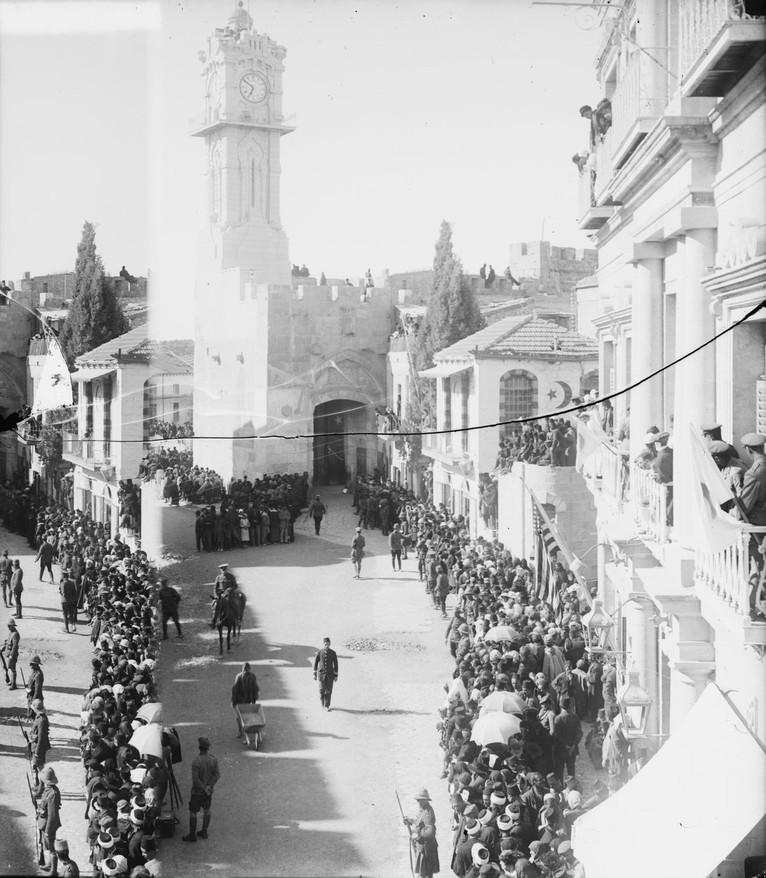 Kenttämarsalkka Allenbyn saapumista Jerusalemiin odotetaan, 1917 (svetokuvassa). tekijältä Unbekannt Unbekannt