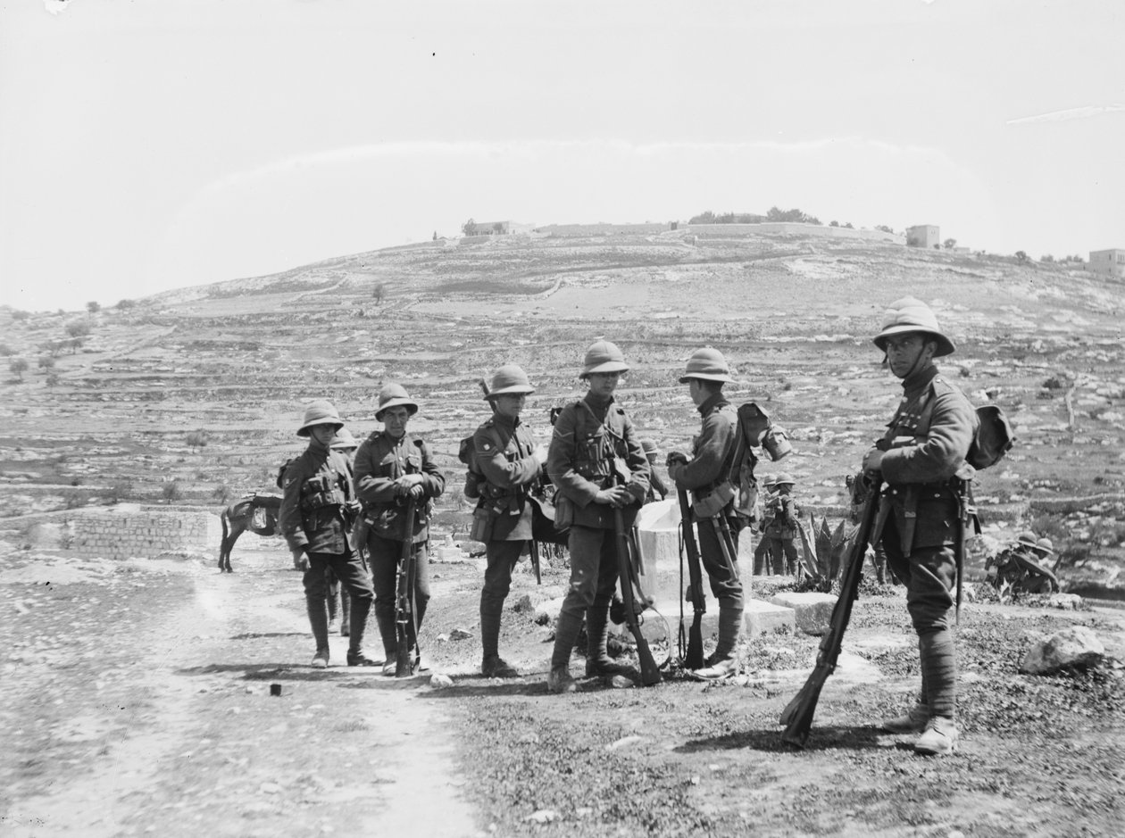 Brittisotilaita Jerusalemin ulkopuolella juutalaisvastaisten mellakoiden aikana, 1920 (svetokuvassa). tekijältä Unbekannt Unbekannt