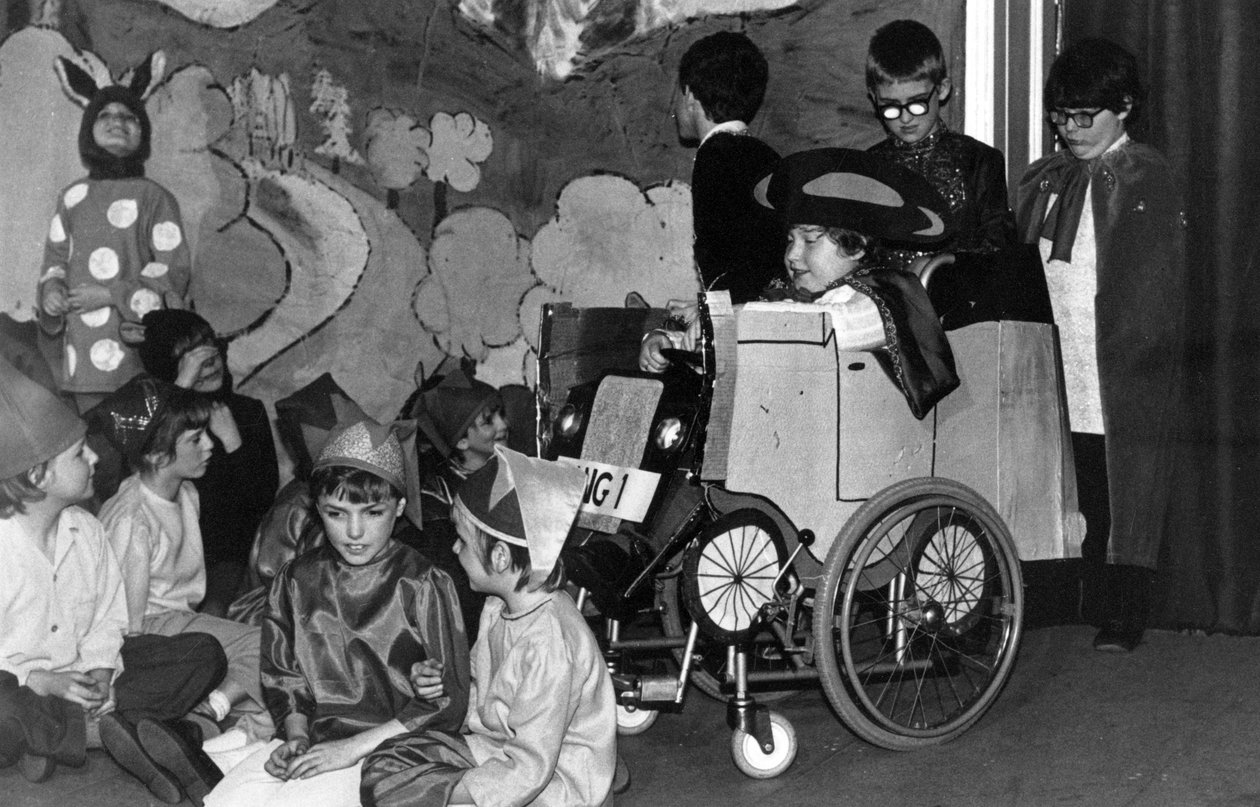 Lapset esiintyvät koulunäytelmässä Royal Victoria School for the Blind -nimisessä koulussa, mahdollisesti synnyttäjän esitys, Newcastle upon Tyne, Yhdistynyt kuningaskunta, 1982 (s/w-kuva). tekijältä Unbekannt Unbekannt